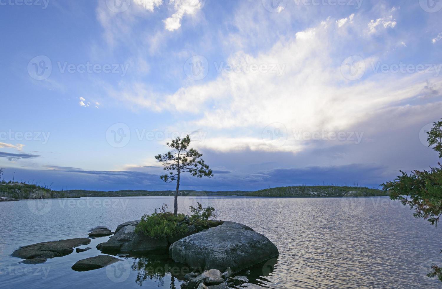 stormmoln kommer i en solnedgång foto