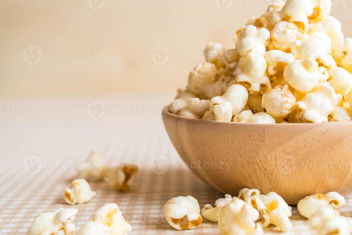 karamell popcorn i skål på bordet foto