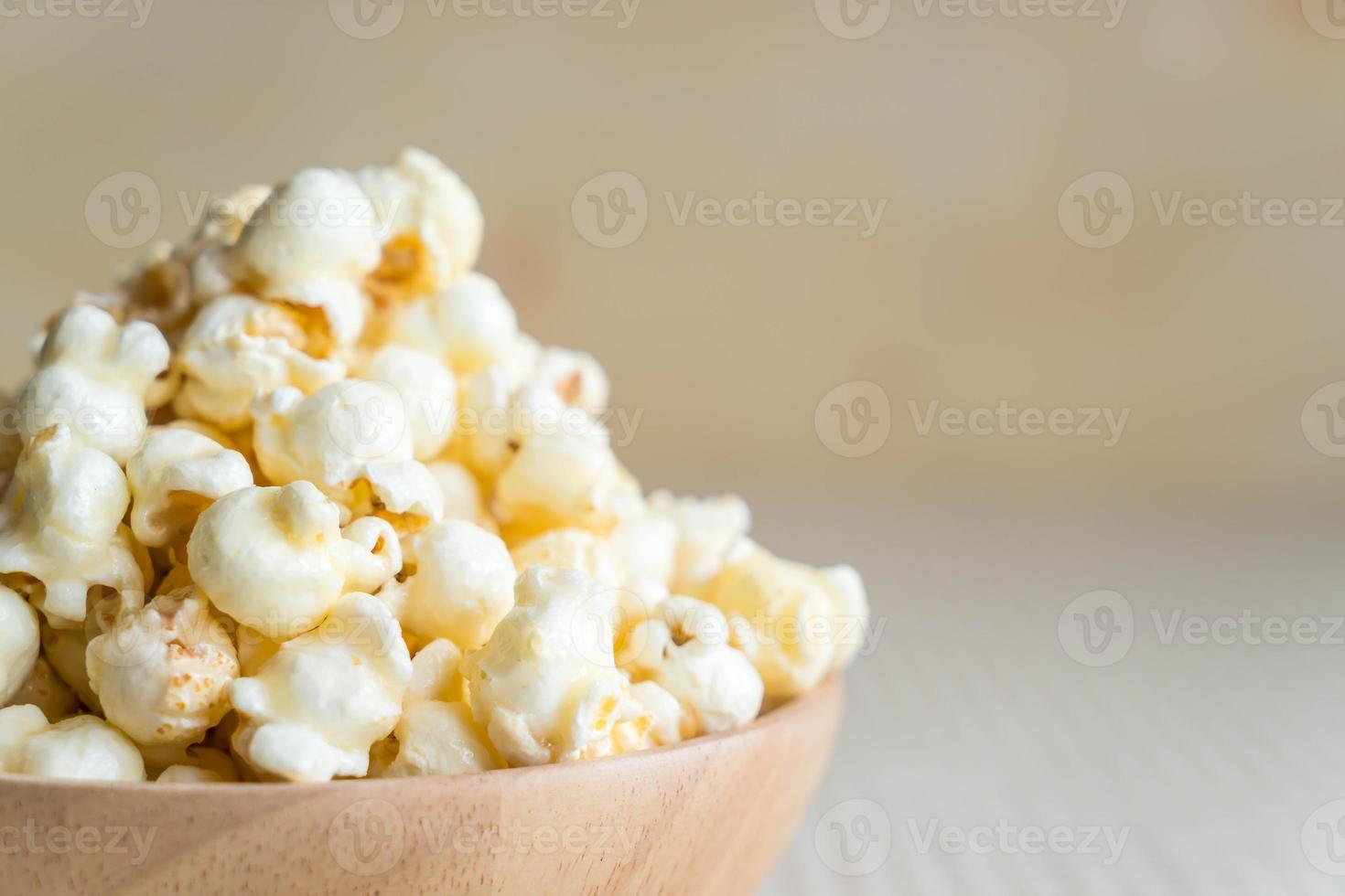 karamell popcorn i skål på bordet foto