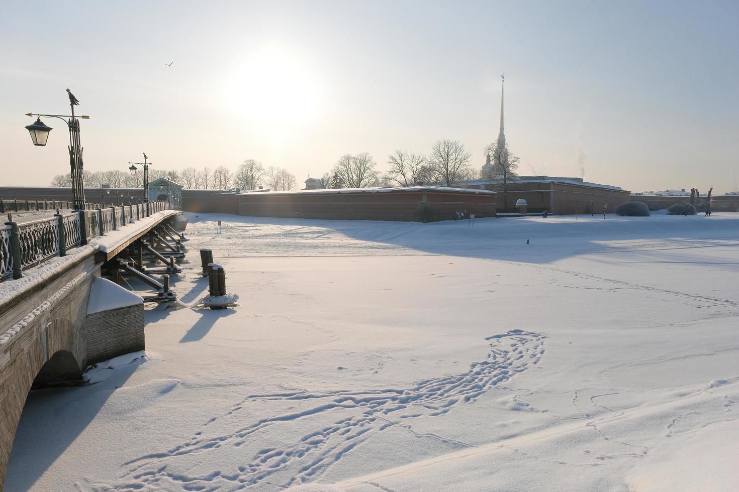 vinterpanorama, utsikt över hareön och ioannovsky -bron i dimma foto