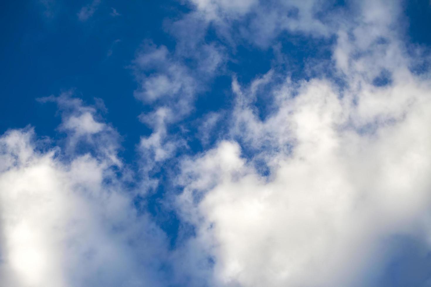 mörka och glänsande mjuka moln på himlen foto