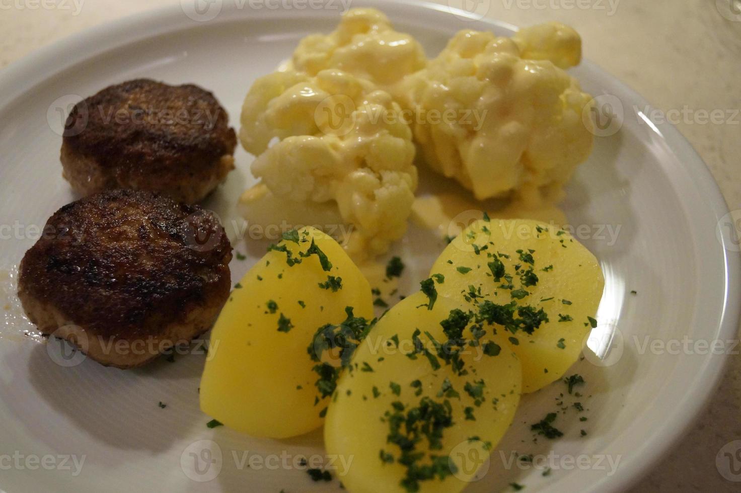 stekt köttbullar med kokt broccoli och persilja potatis foto