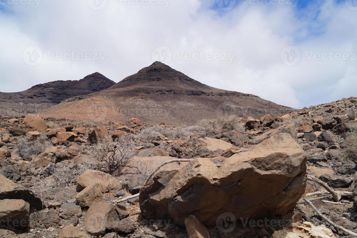 vulkaniska bergen i fuerteventura - spanien foto