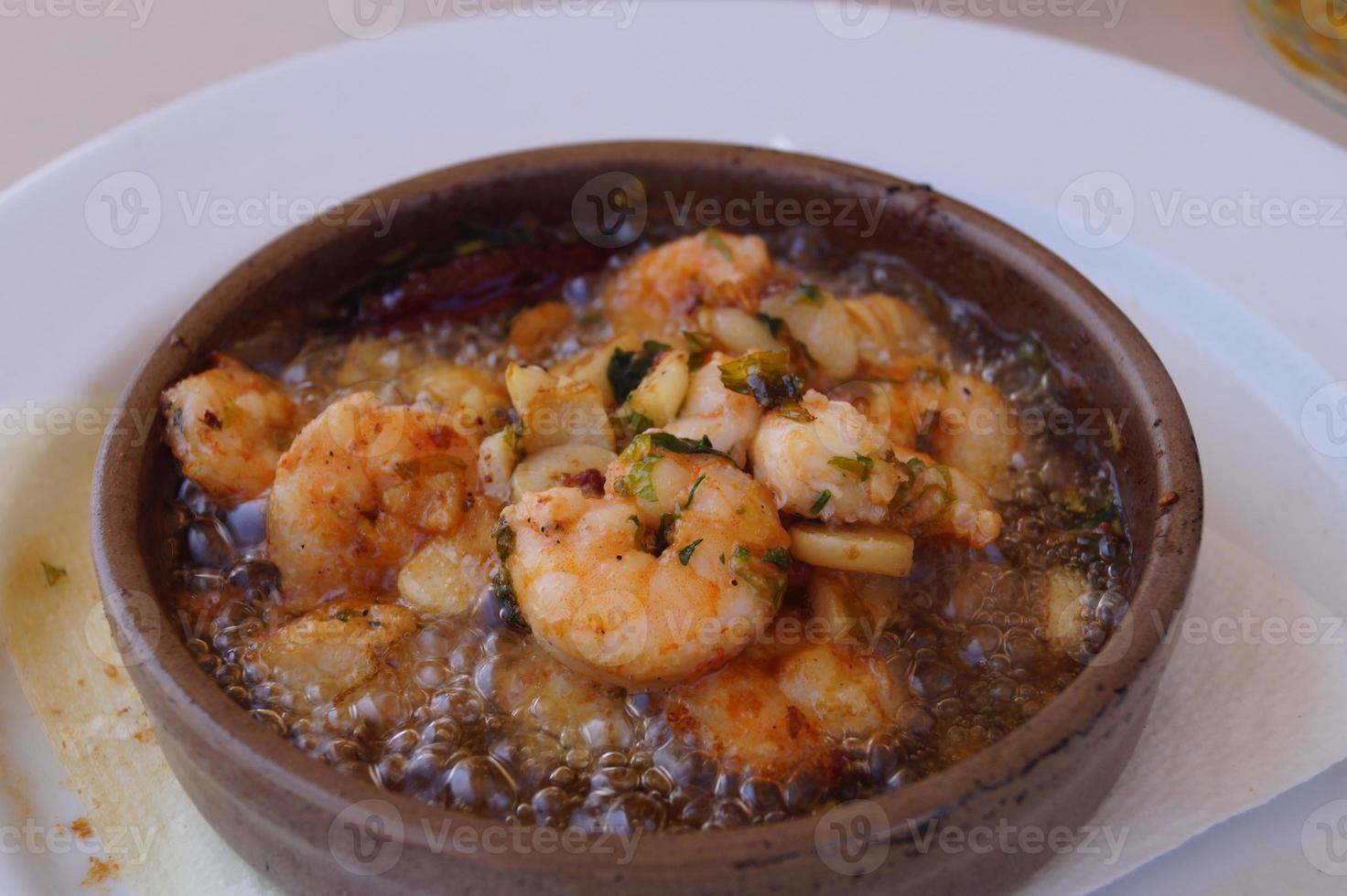 gambas al ajillo - traditionella spanska tapas foto