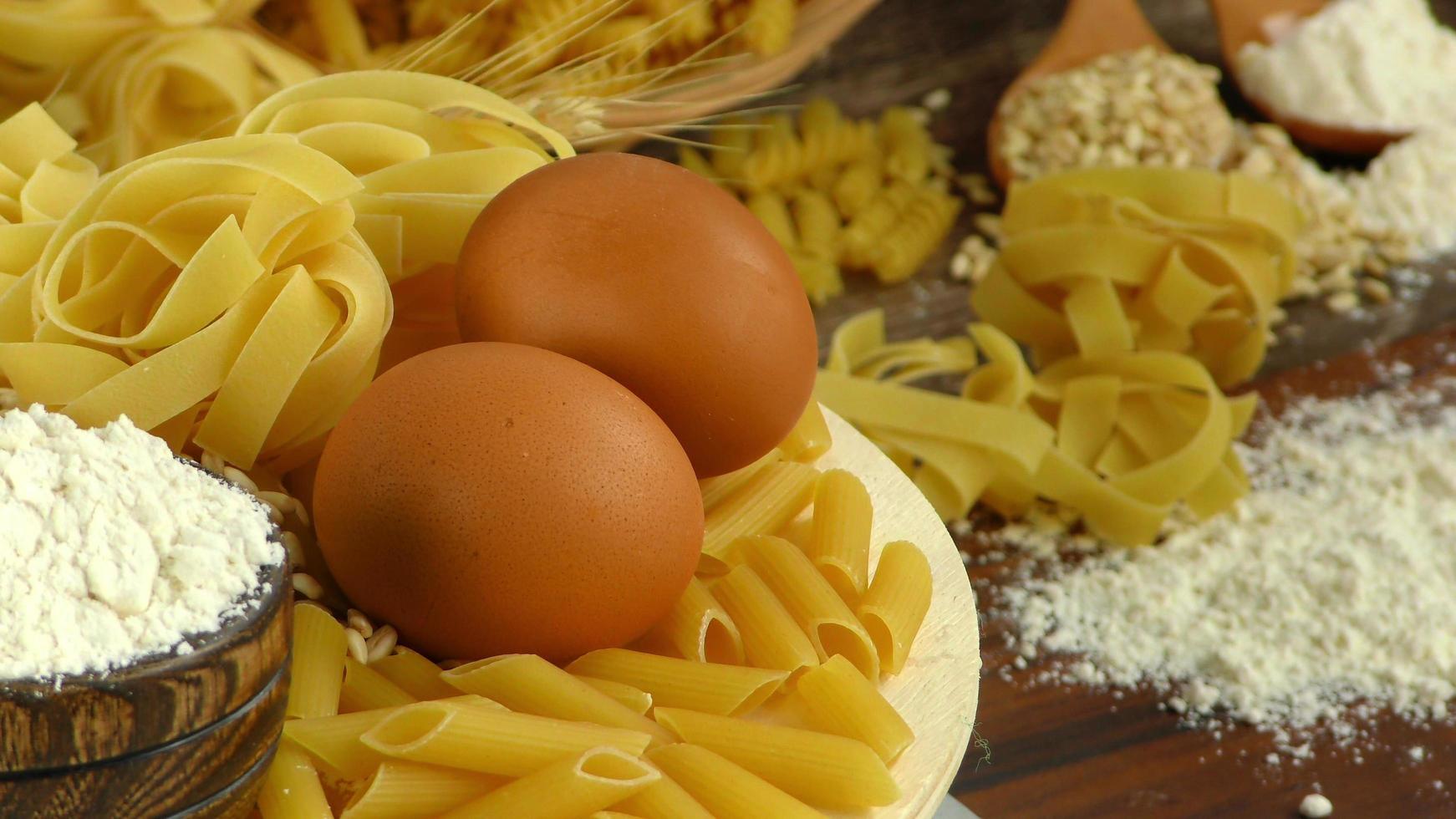 italiensk makaronipasta okokt foto