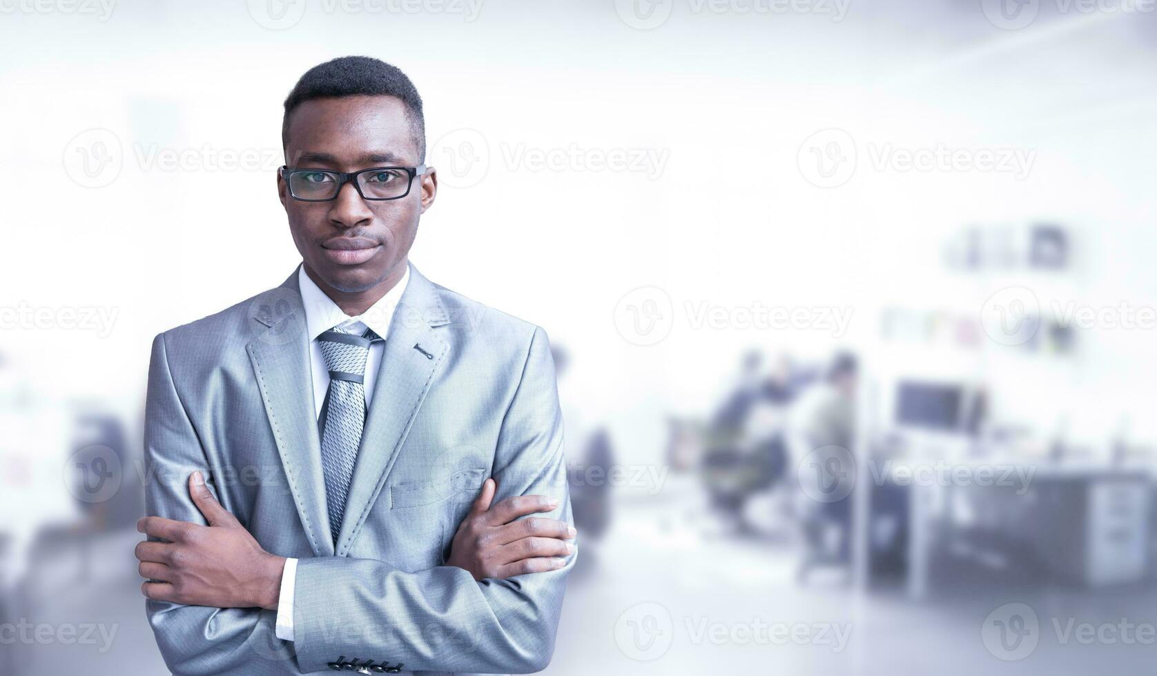 ung affärsman på sitt kontor foto