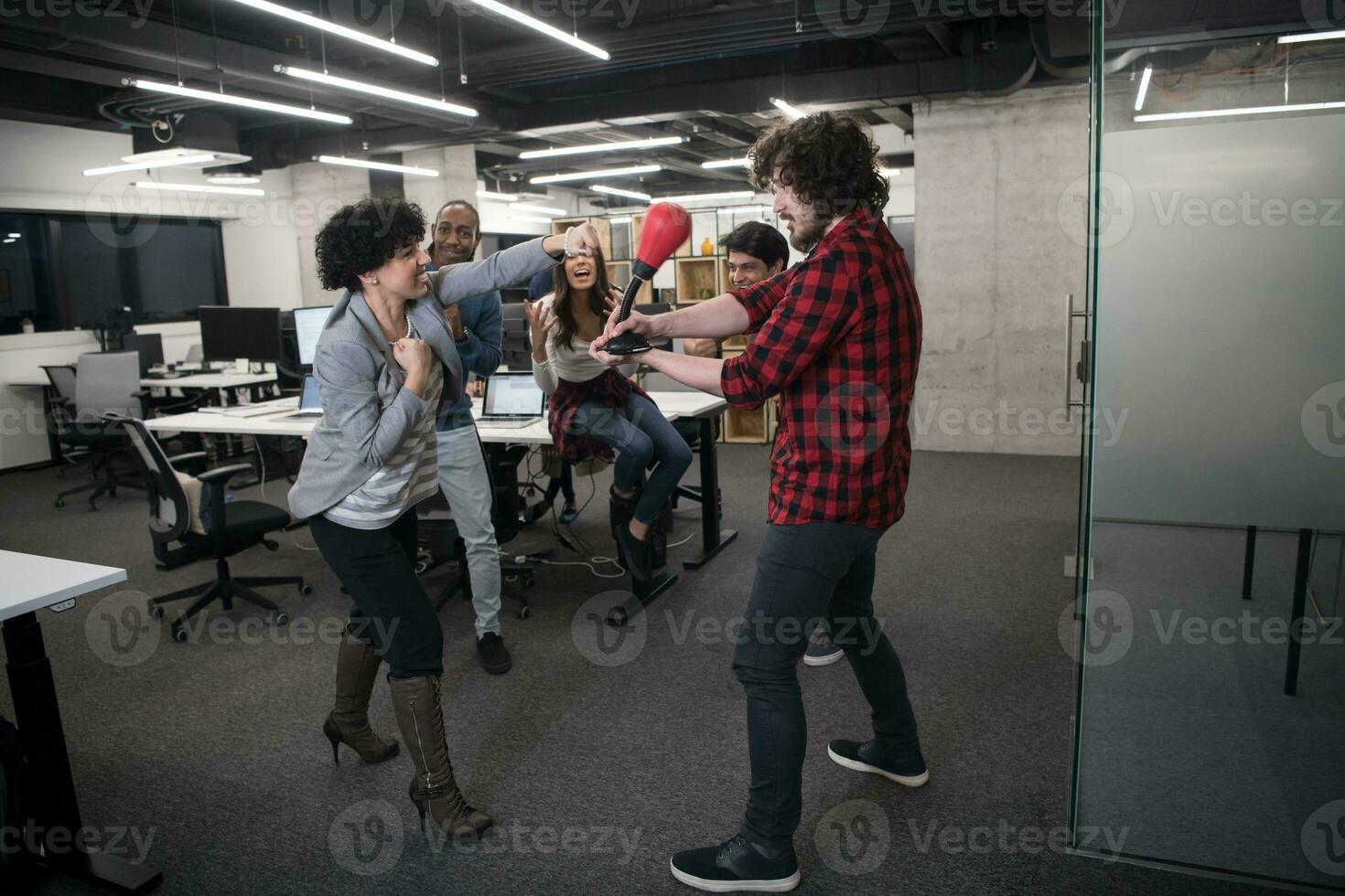 multietniker företag team boxning på kontor foto