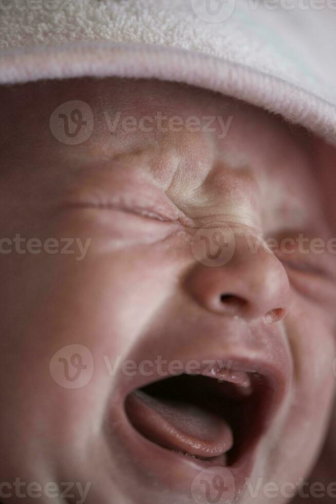 nyfödd bebis gråt och skrikande foto