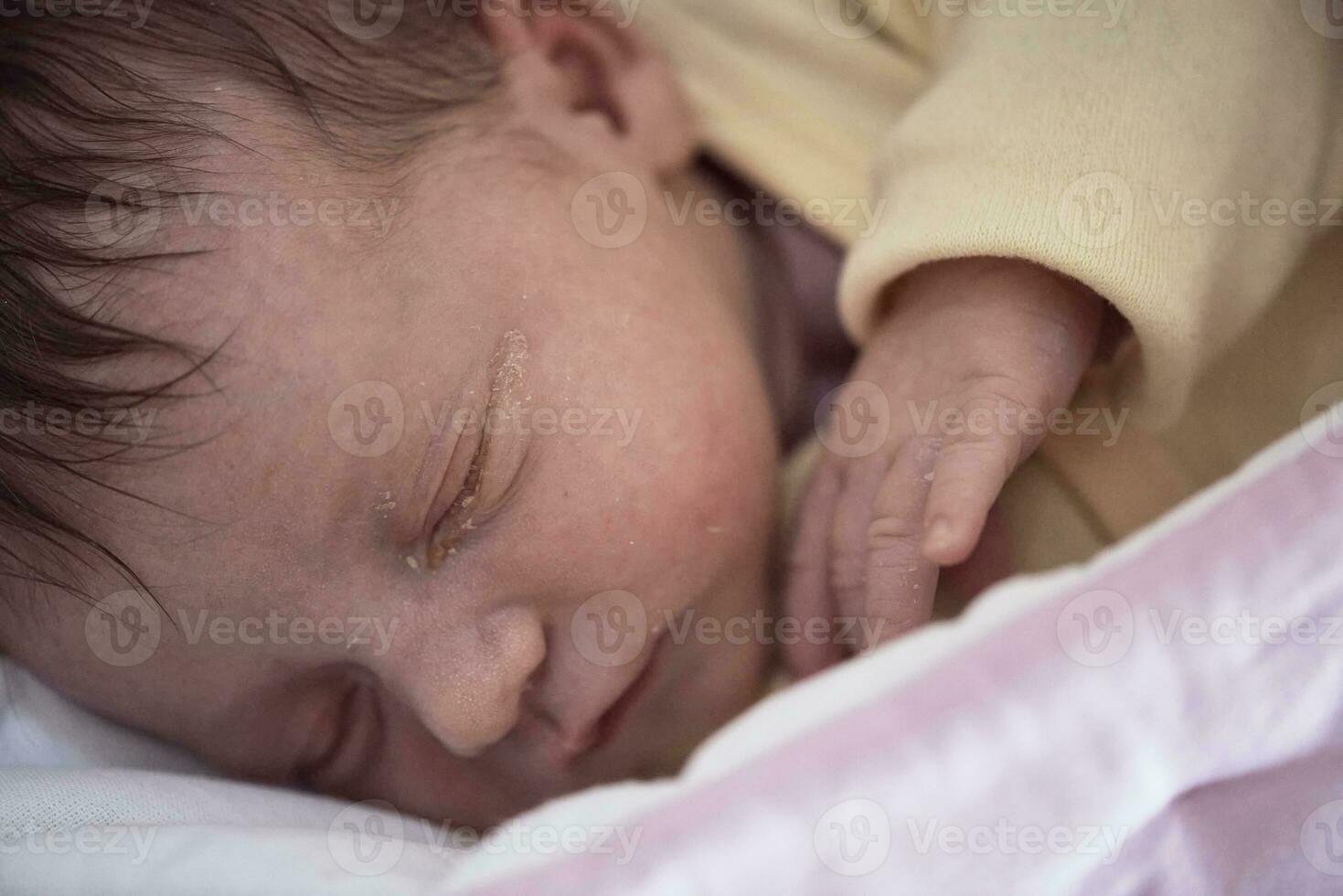 nyfödd bebis sovande i säng på sjukhus foto