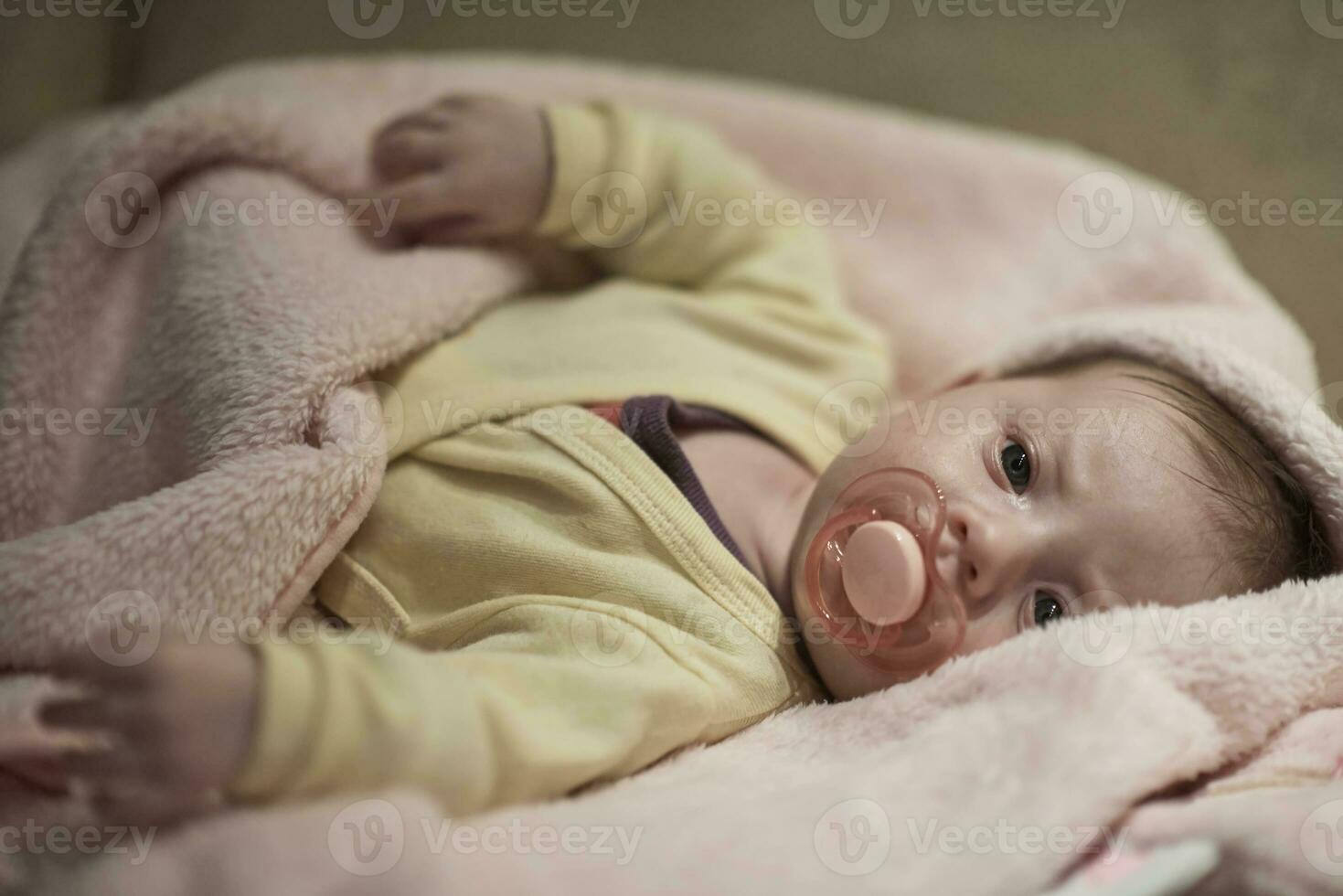 Lycklig nyfödd liten bebis smilling foto