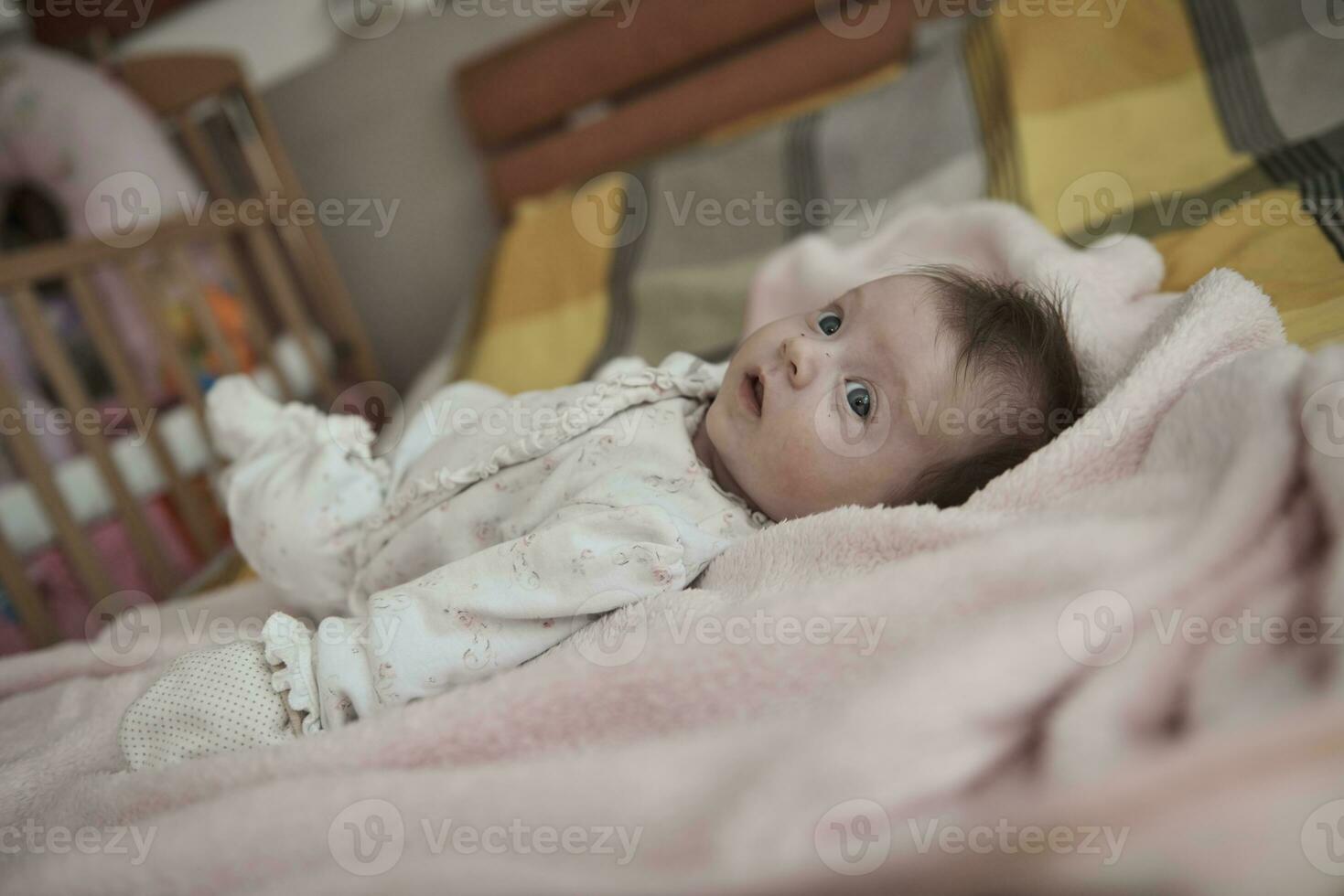 Lycklig nyfödd liten bebis smilling foto