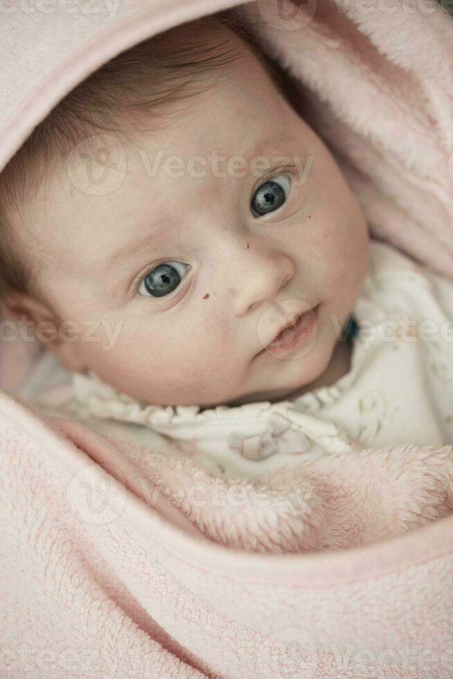 Lycklig nyfödd liten bebis smilling foto