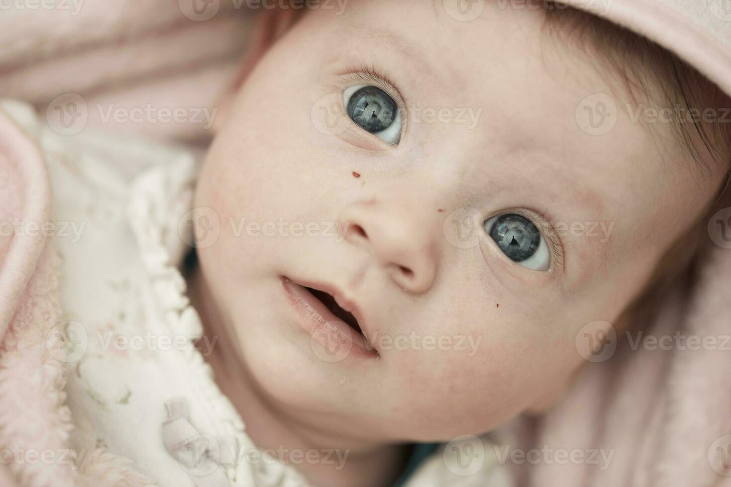 Lycklig nyfödd liten bebis smilling foto