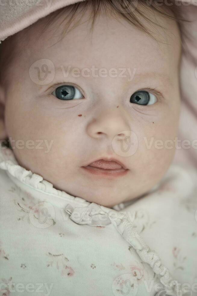 Lycklig nyfödd liten bebis smilling foto