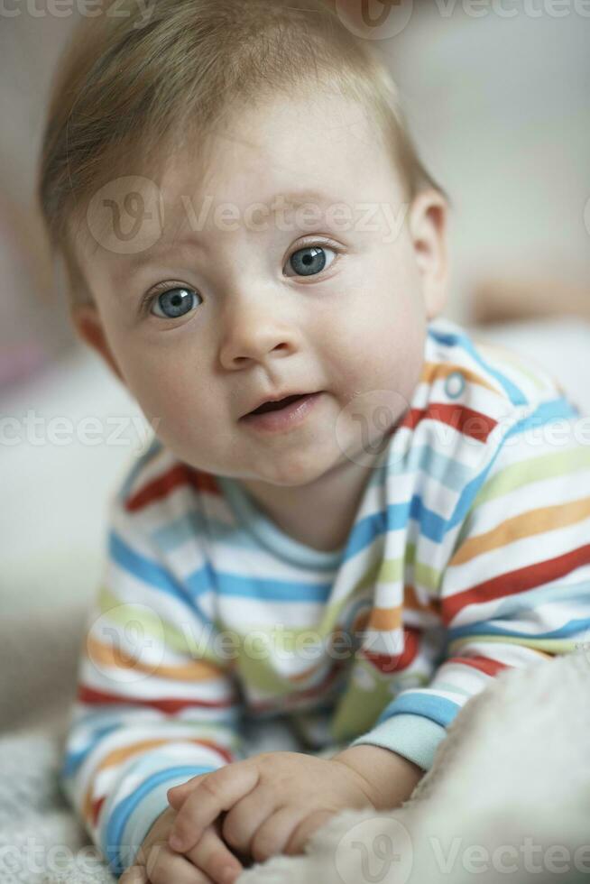 söt liten nyfödd bebis smilling foto