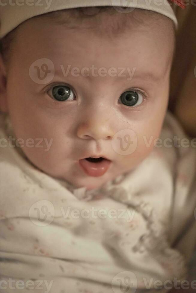 porträtt av Lycklig nyfödd liten bebis smilling foto