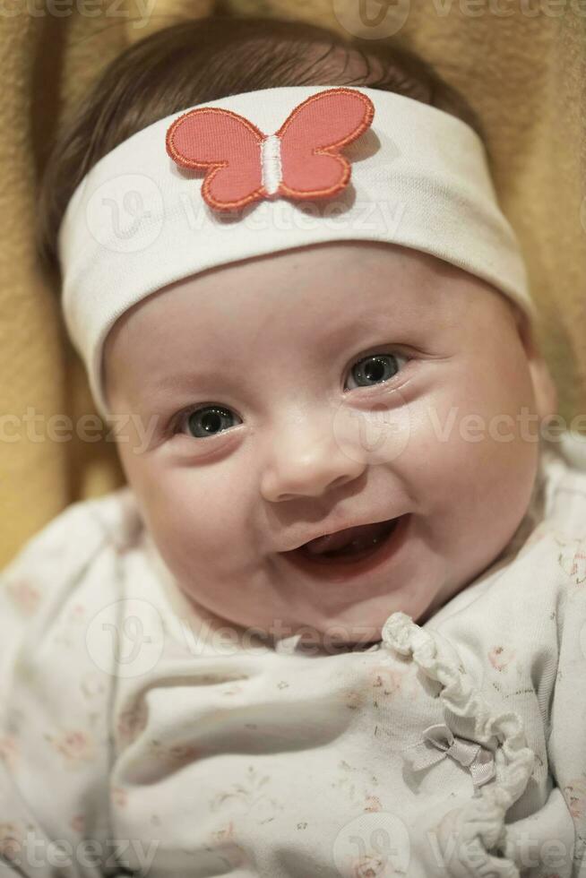 porträtt av Lycklig nyfödd liten bebis smilling foto