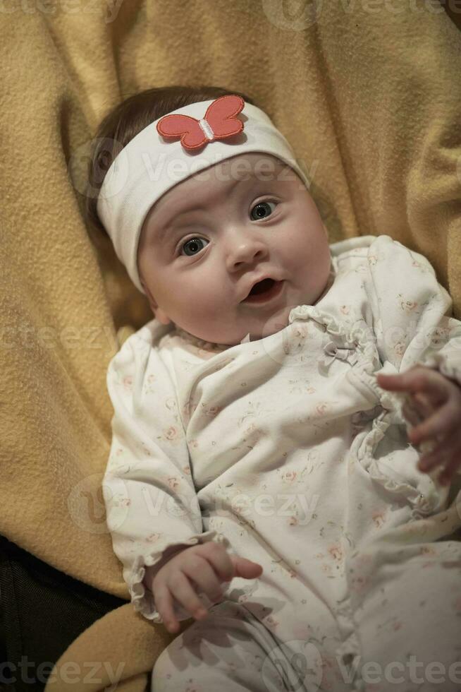 porträtt av Lycklig nyfödd liten bebis smilling foto