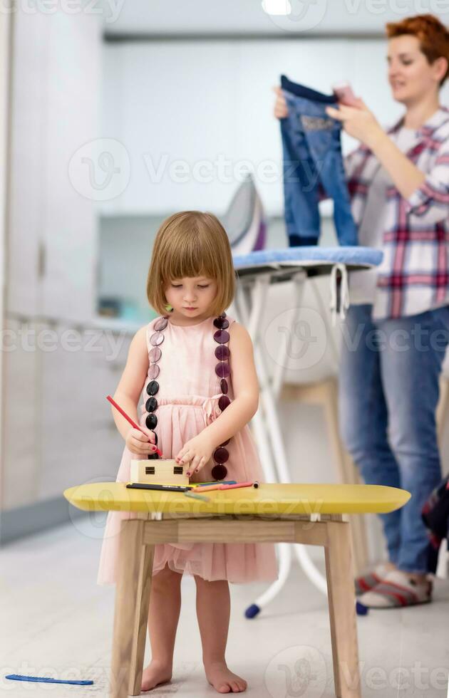 mor och dotter utgifterna tid tillsammans på Hem foto