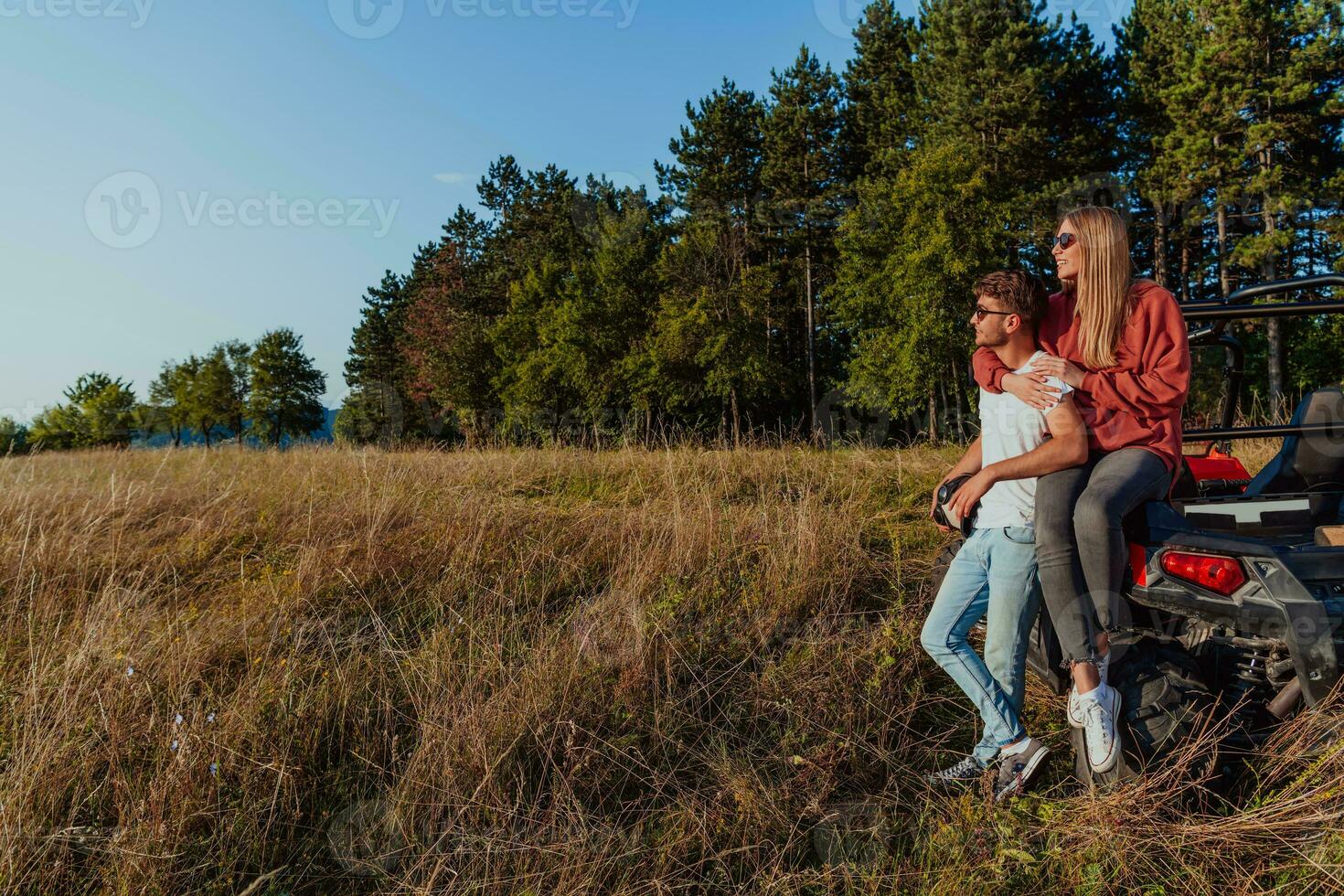 ung Lycklig upphetsad par njuter skön solig dag medan körning en av väg buggy bil på berg natur foto