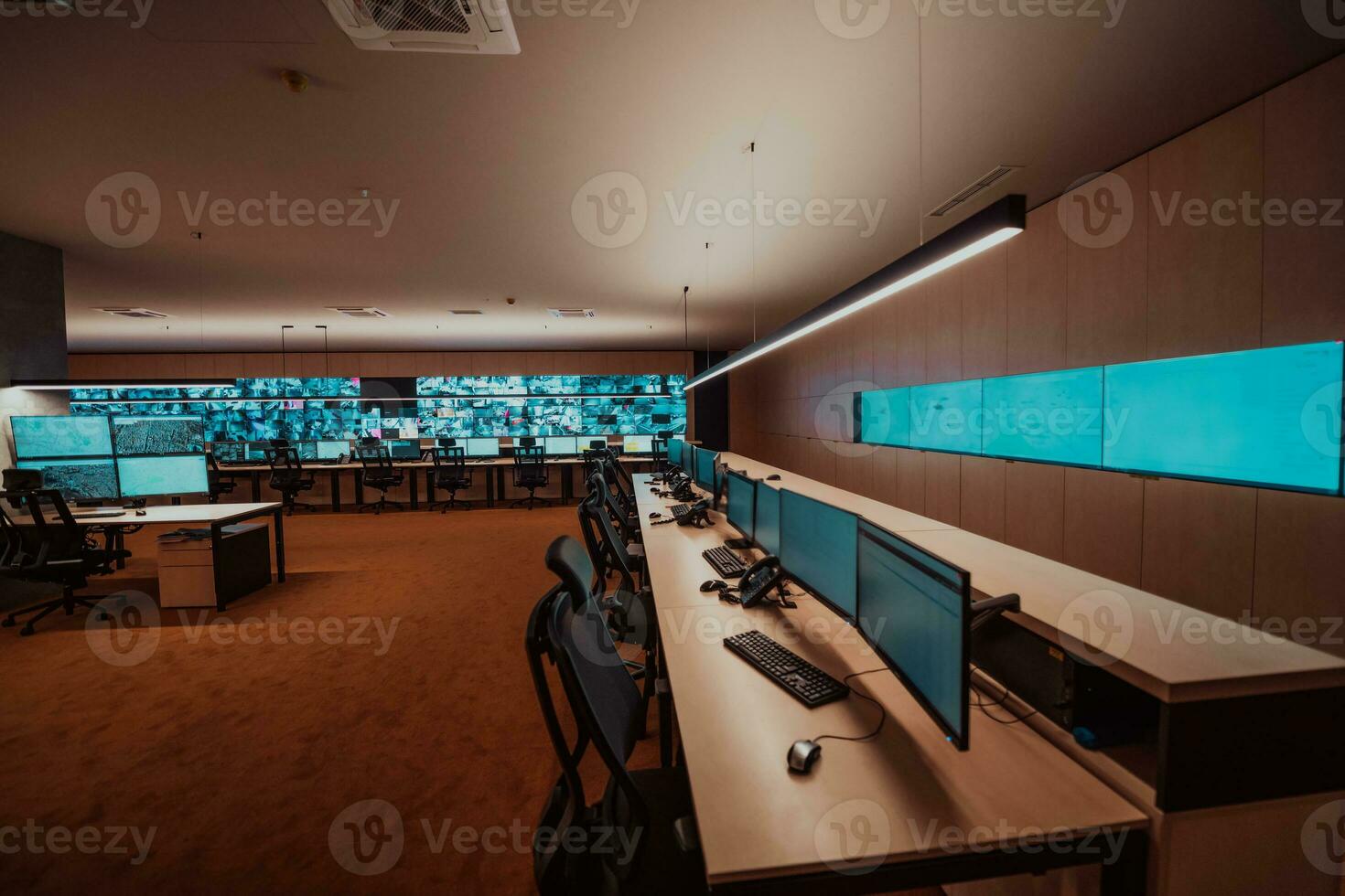 tömma interiör av stor modern säkerhet systemet kontrollera rum, arbetsstation med flera olika skärmar, övervakning rum med på säkerhet data Centrum tömma kontor, skrivbord, och stolar på en huvud cCTV säkerhet data foto