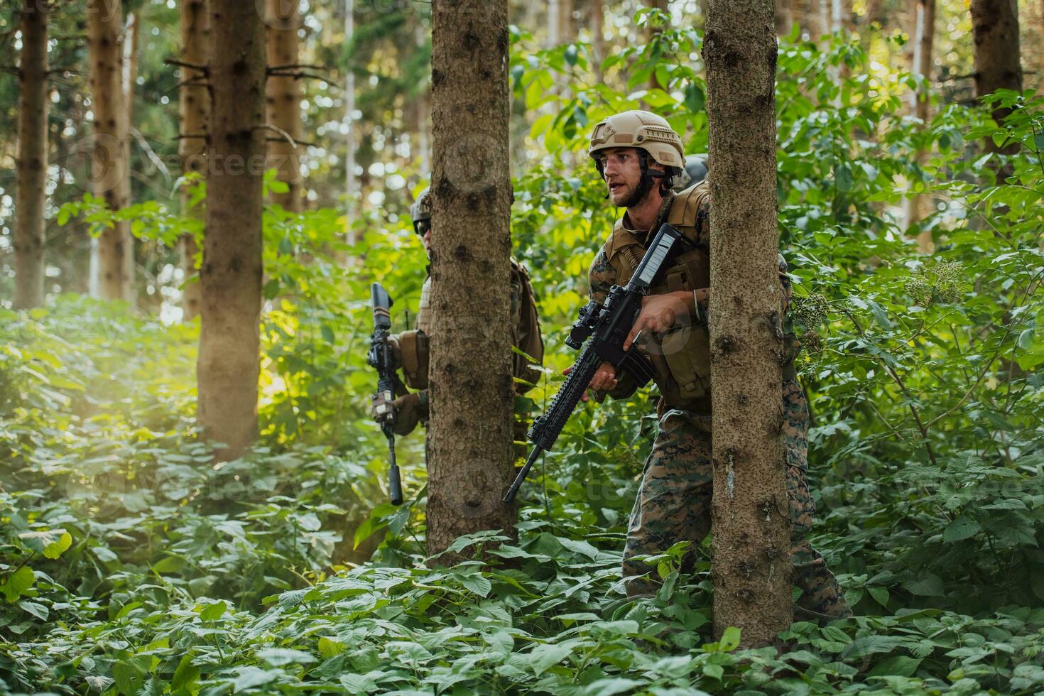 en grupp av modern krigföring soldater är stridande en krig i farlig avlägsen skog områden. en grupp av soldater är stridande på de fiende linje med modern vapen. de begrepp av krigföring och militär konflikter foto