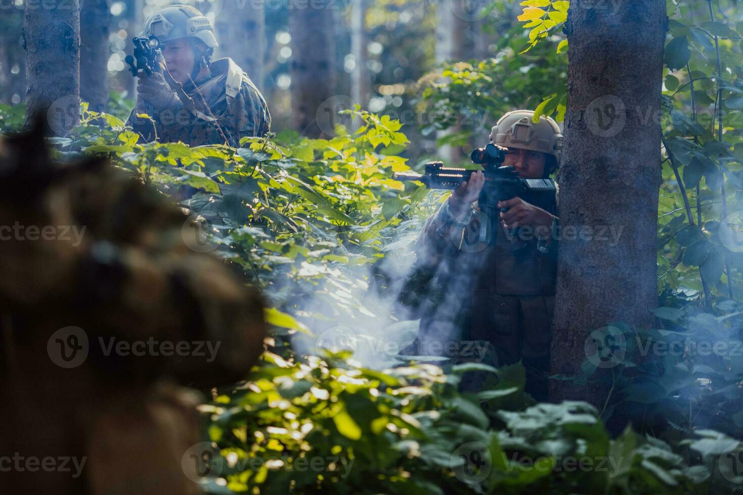 en grupp av modern krigföring soldater är stridande en krig i farlig avlägsen skog områden. en grupp av soldater är stridande på de fiende linje med modern vapen. de begrepp av krigföring och militär konflikter foto