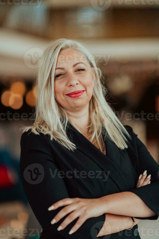 porträtt av företag senior kvinna med korsade vapen stående i modern företag. selektiv fokus foto