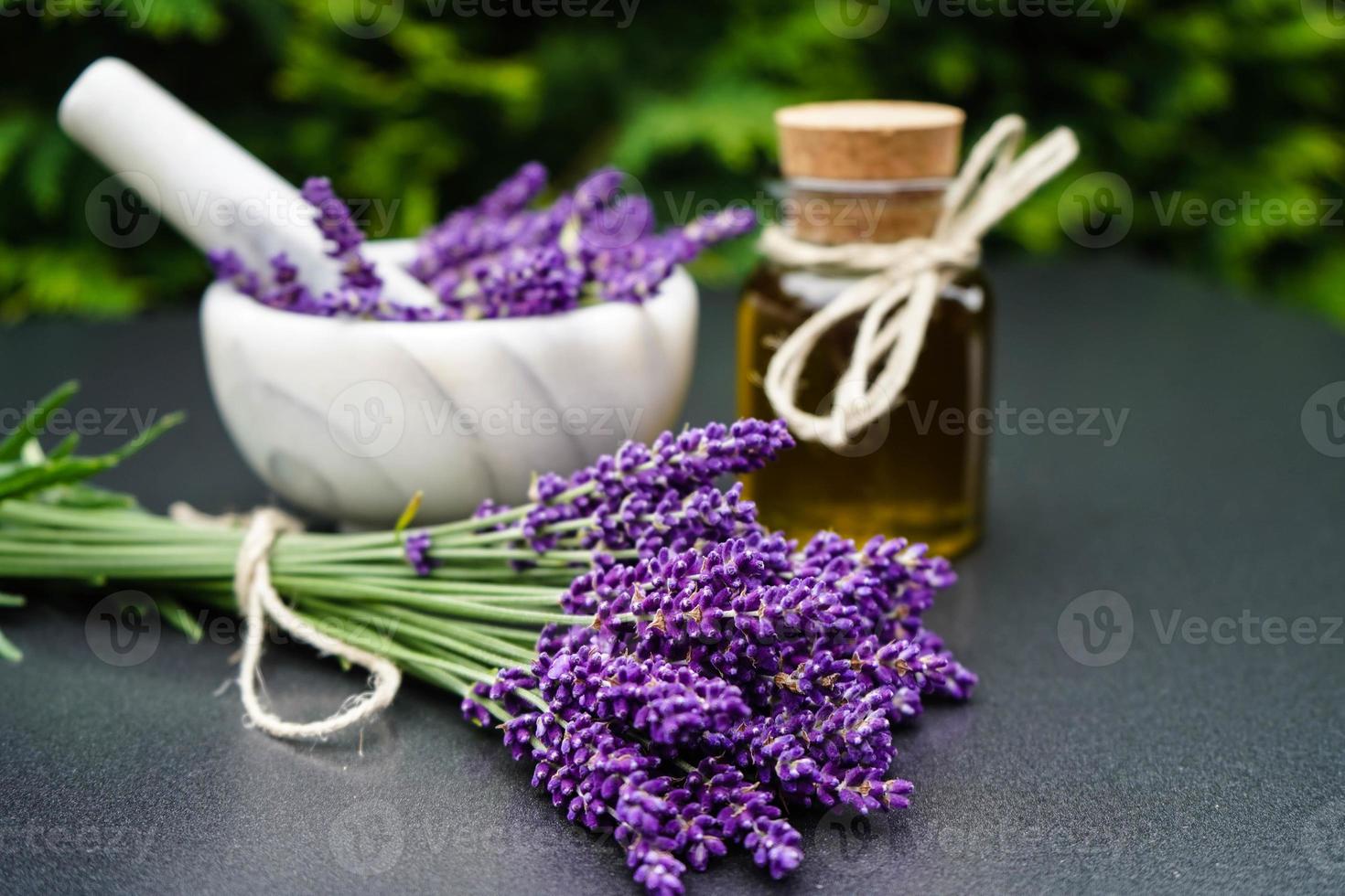 alternativ medicin med färsk lavendel foto