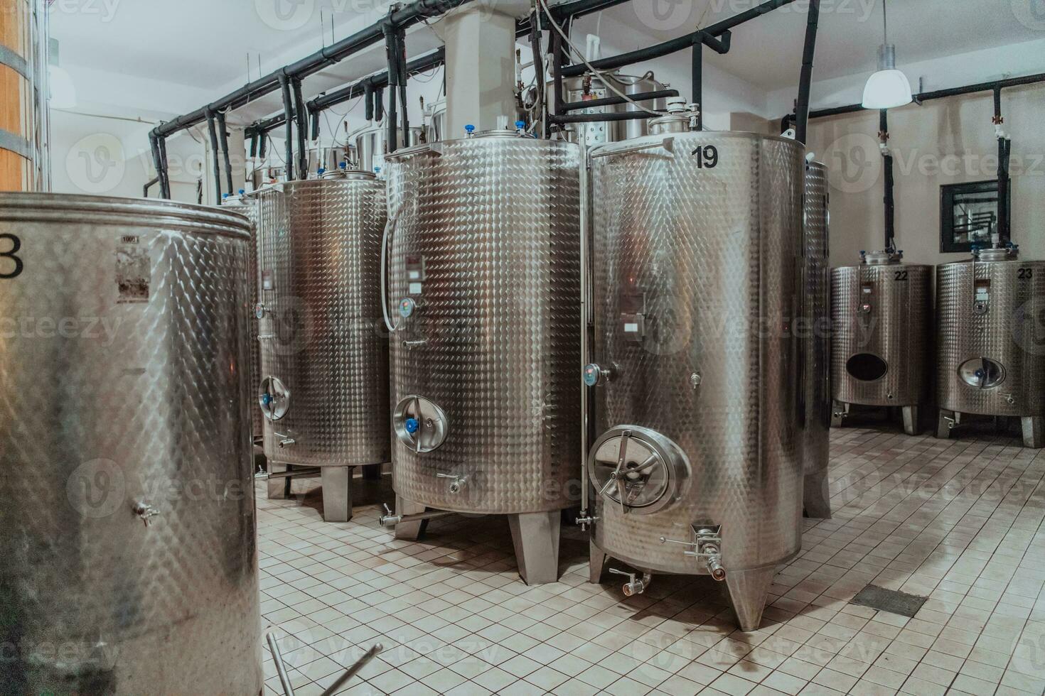 modern vin bränneri och bryggeri med brygga vattenkokare rör och rostfri stål tankar foto