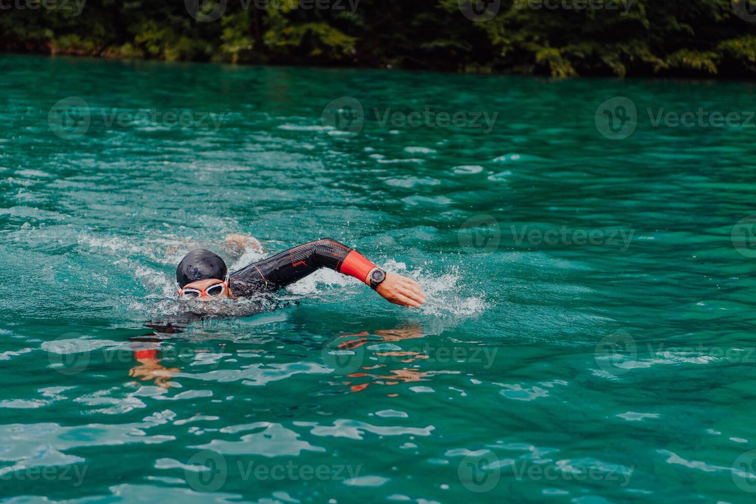 en triathlete i en professionell simning kostym tåg på de flod medan framställning för olympic simning foto