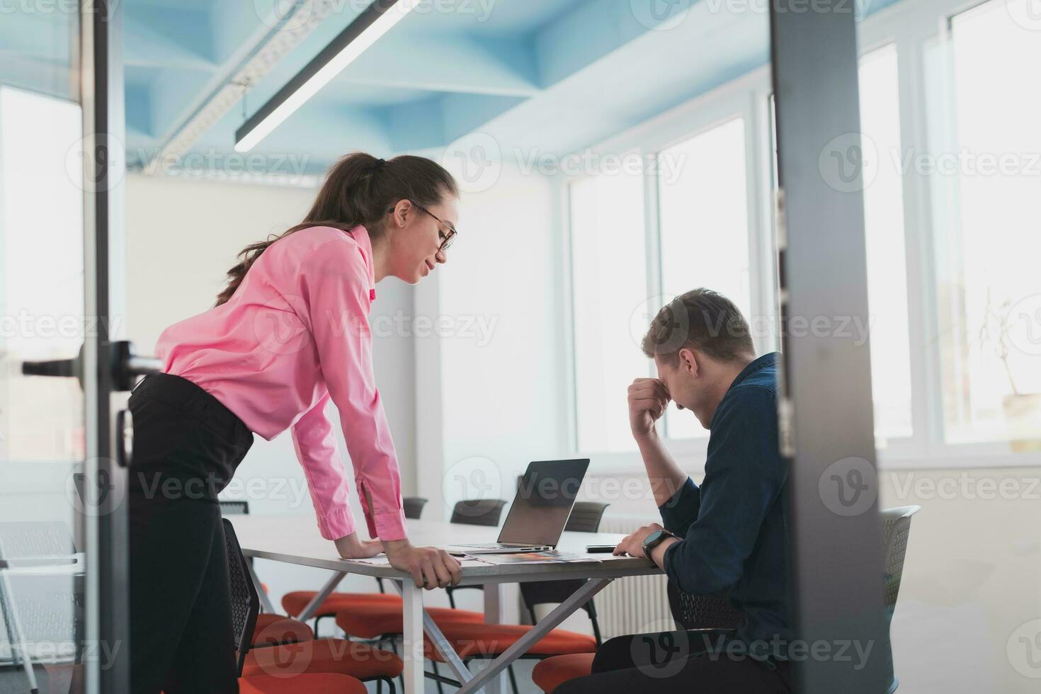 emotionell par av ung kollegor argumenterar i modern kontor. företag kvinna skrikande på henne ledsen man assistent, kopia Plats, sida se foto