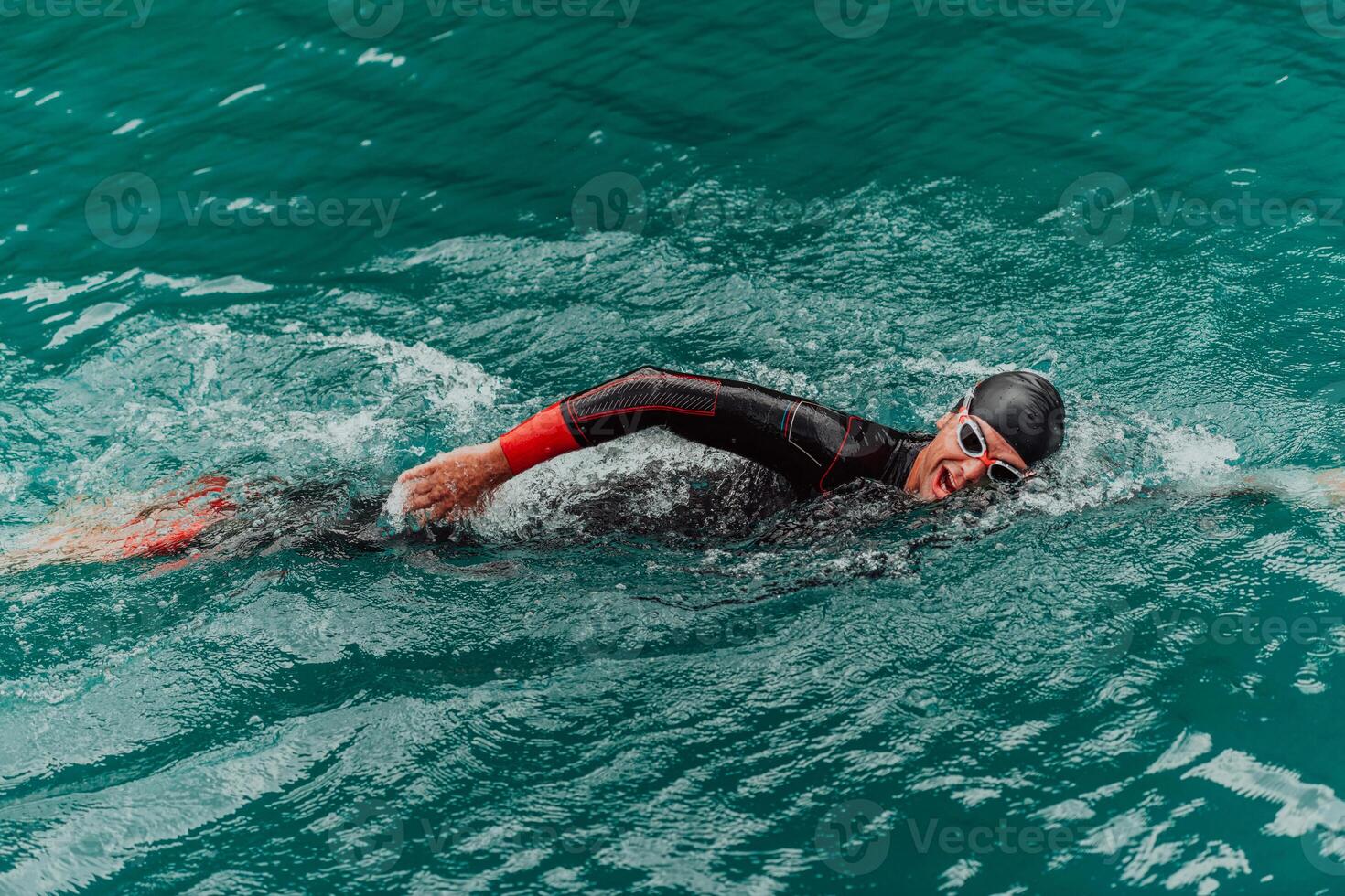 en triathlete i en professionell simning kostym tåg på de flod medan framställning för olympic simning foto