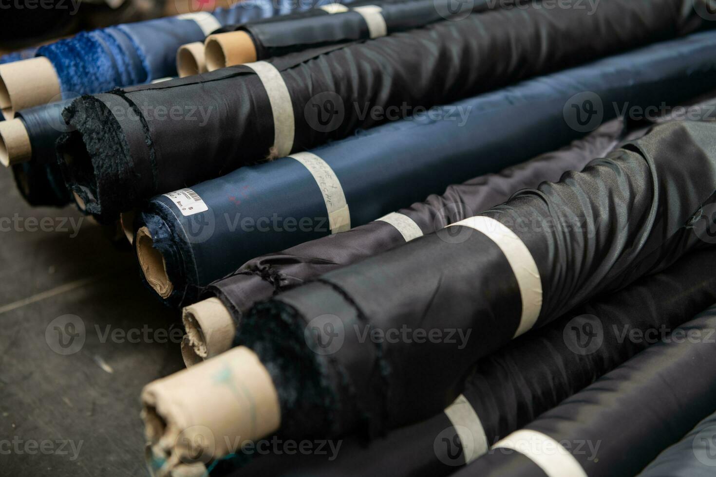 interiör av ett industriell lager med tyg rullar prover. små företag textil- färgrik lager. foto