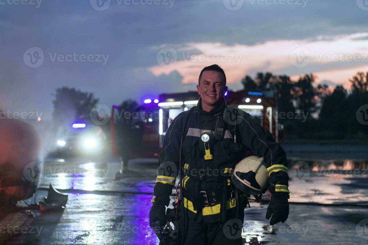 porträtt av en heroisk- brandman i en skyddande kostym. brandman i brand stridande drift. foto