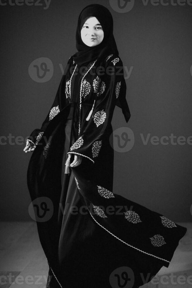 svart vit Foto av skön muslim kvinna i fasinable klänning med hijab
