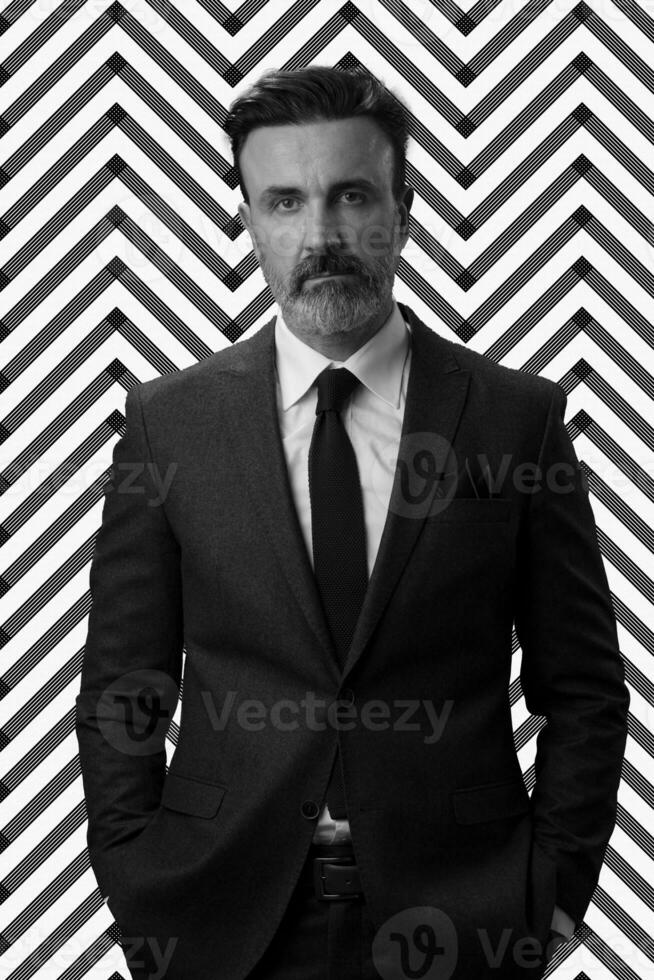 svart och vit porträtt av en eleganta elegant senior affärsman med en skägg och tillfällig företag kläder mot retro färgrik mönster design bakgrund gestikulerar med händer foto