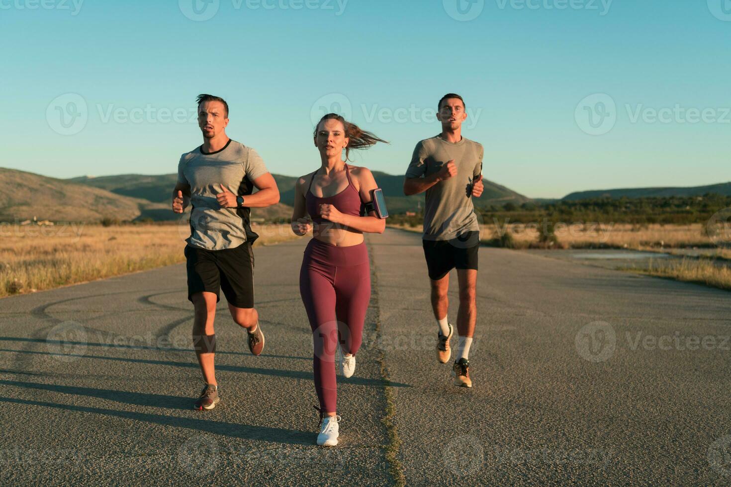 tre löpare tävlar utomhus - sportigt människor Träning i en urban område, friska livsstil och sport begrepp foto