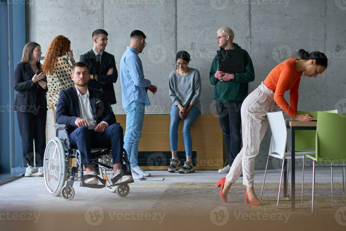 olika grupp av företag människor, Inklusive en affärsman i en rullstol i en modern kontor foto