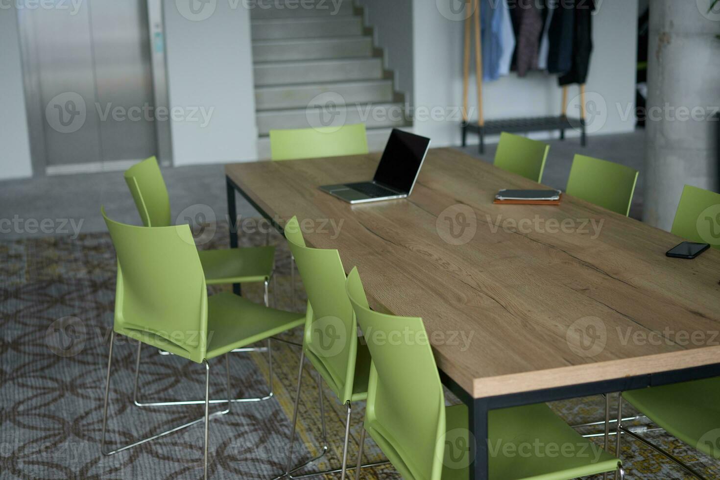 interiör av en företag anläggning visa upp en väl utrustad kontor med en bärbar dator och smartphones, reflekterande en modern och effektiv arbete miljö. foto
