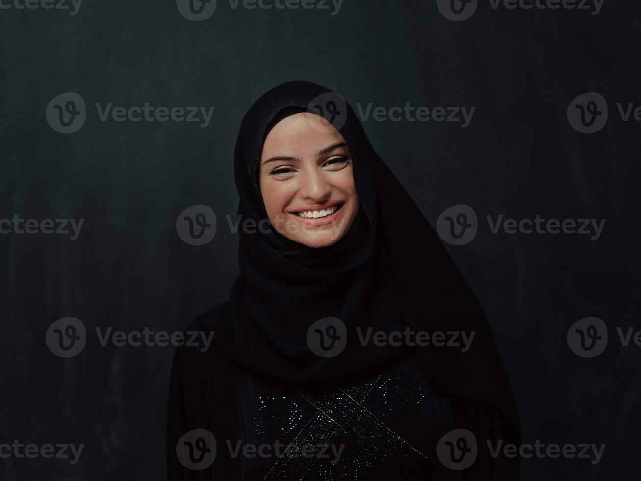 porträtt av ung muslim kvinna framställning dua foto