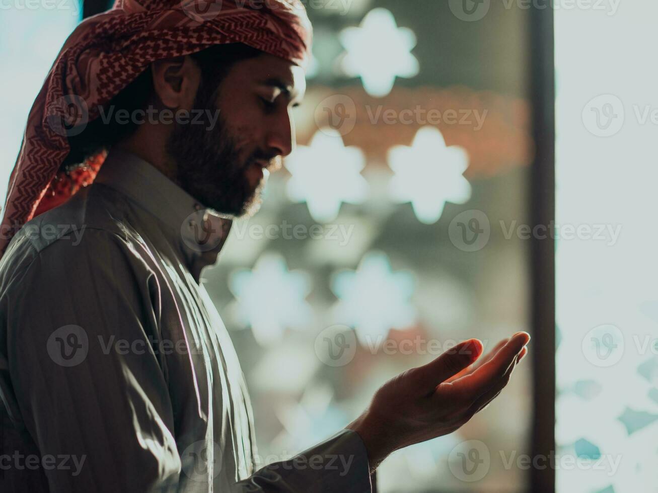 muslim arabicum man bön. religiös muslim man bön- inuti de moské under ramadan foto