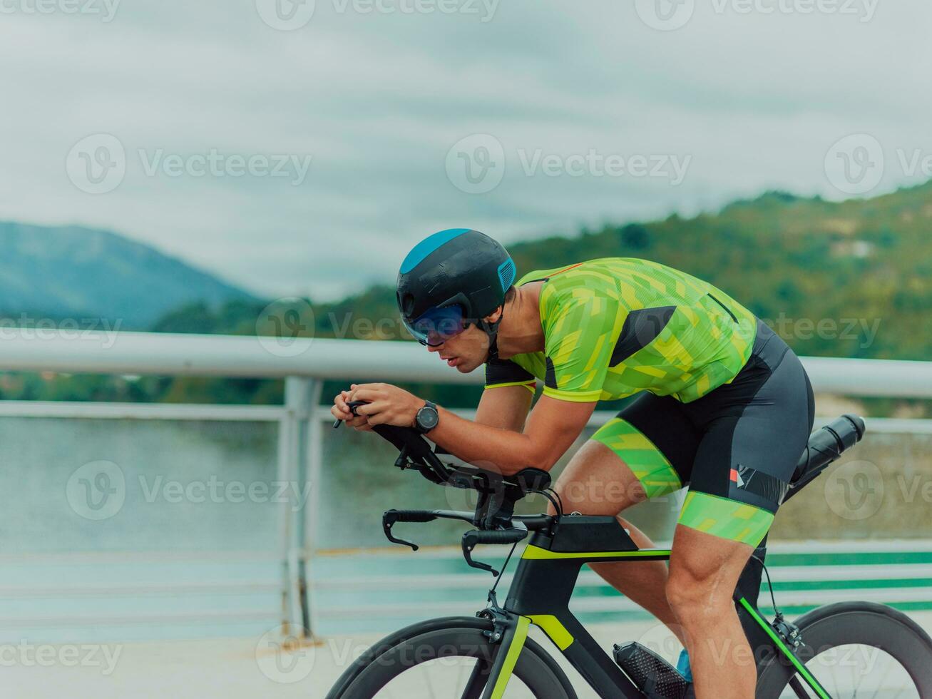 full längd porträtt av ett aktiva triathlete i sportkläder och med en skyddande hjälm ridning en cykel. selektiv fokus foto