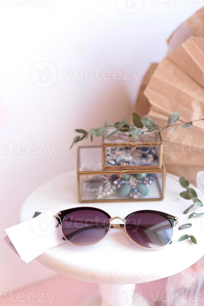 vackert modeaccessoar för kvinna. solglasögon på vitt. foto