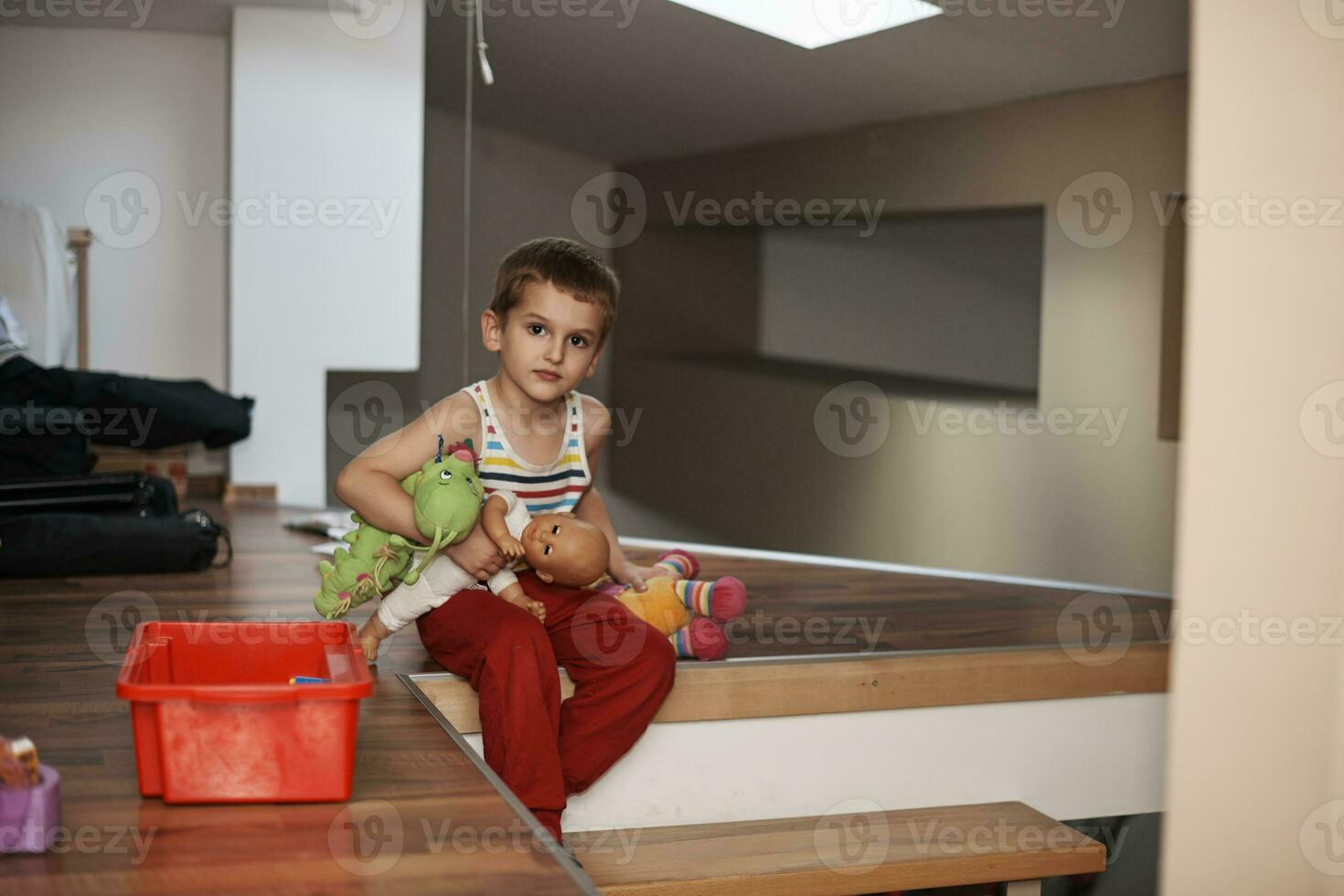 liten pojke barn spelar med kreativ leksaker foto