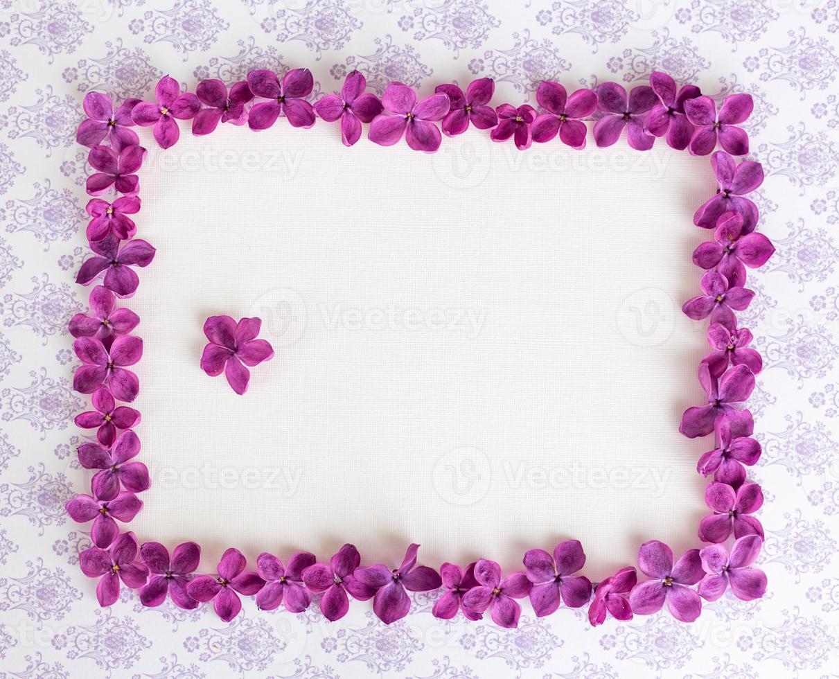 bakgrund med kopia utrymme tomt på bordet med lila lila blomma. foto