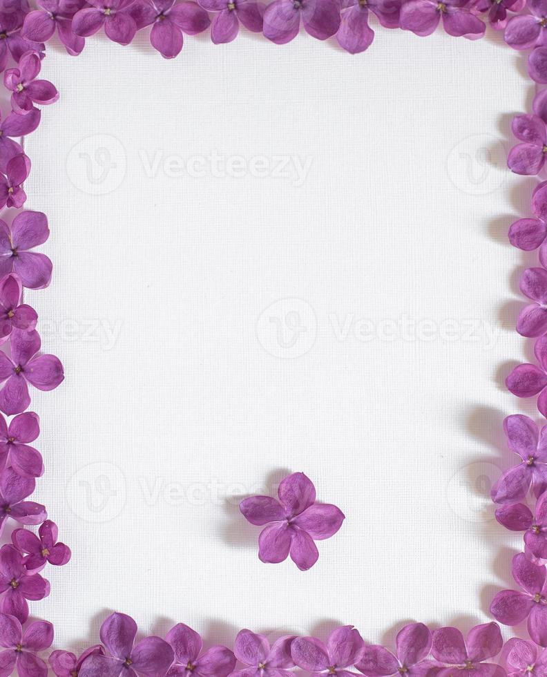 bakgrund med kopia utrymme tomt på bordet med lila lila blomma. foto