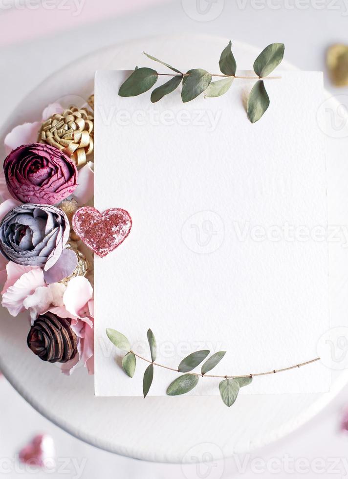 bakgrund med kopieringsutrymme tomt på vitt bord med glitterhjärta, foto