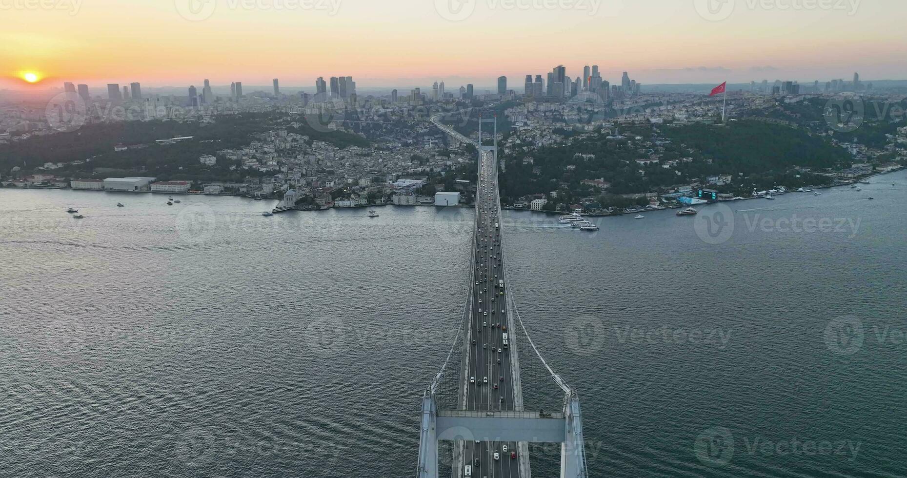 istanbul bosphorus bro och stad horisont i bakgrund med turkiska flagga på skön solnedgång, antenn glida kretsande och spårning skott foto