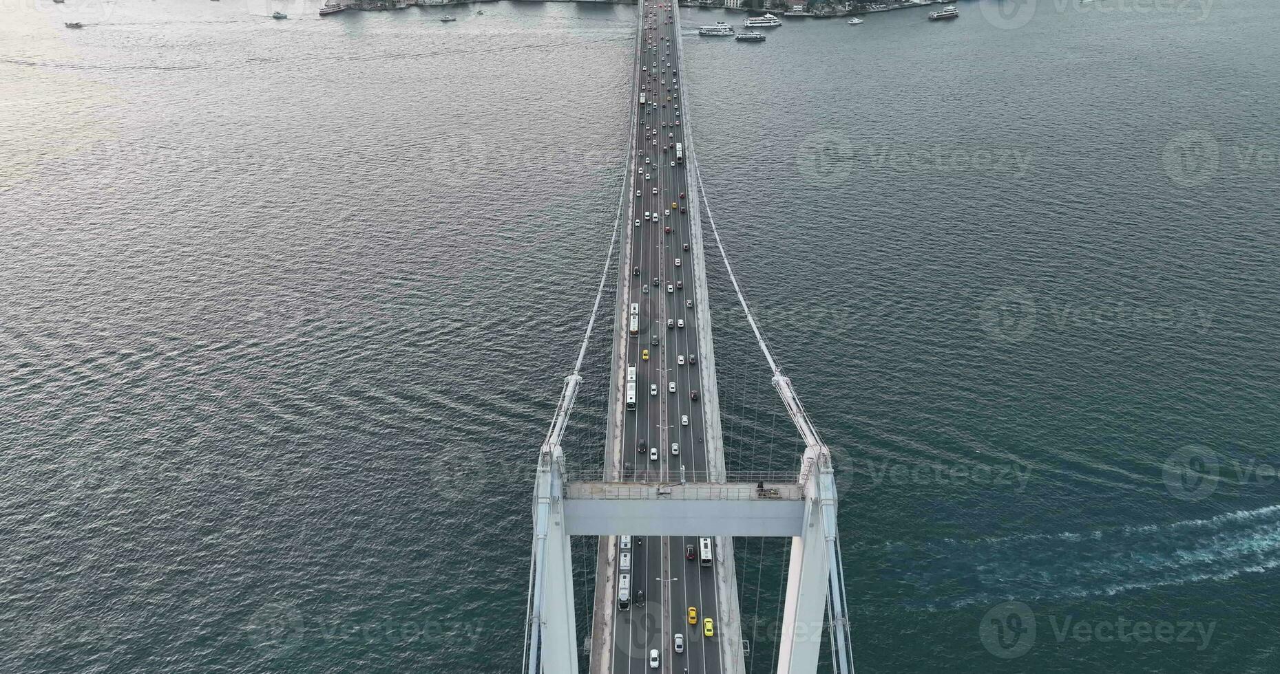 istanbul bosphorus bro och stad horisont i bakgrund med turkiska flagga på skön solnedgång, antenn glida kretsande och spårning skott foto